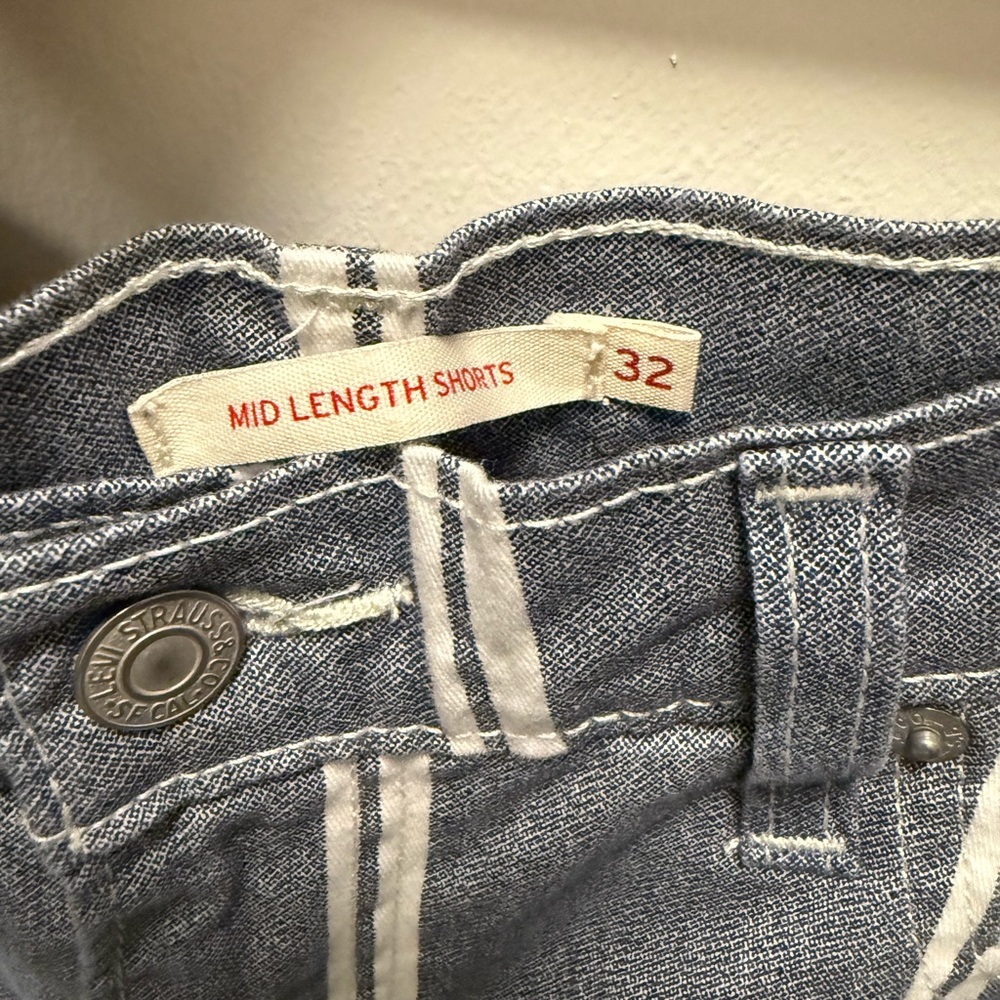 Levi’s white striped denim shorts - Picture 3 of 3